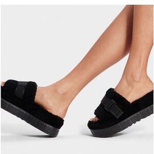 UGG FLUFFITA BLACK PLATFORM SLIDES SHEEPSKIN SLIPPERS SIZE 8 AUTHENTIC